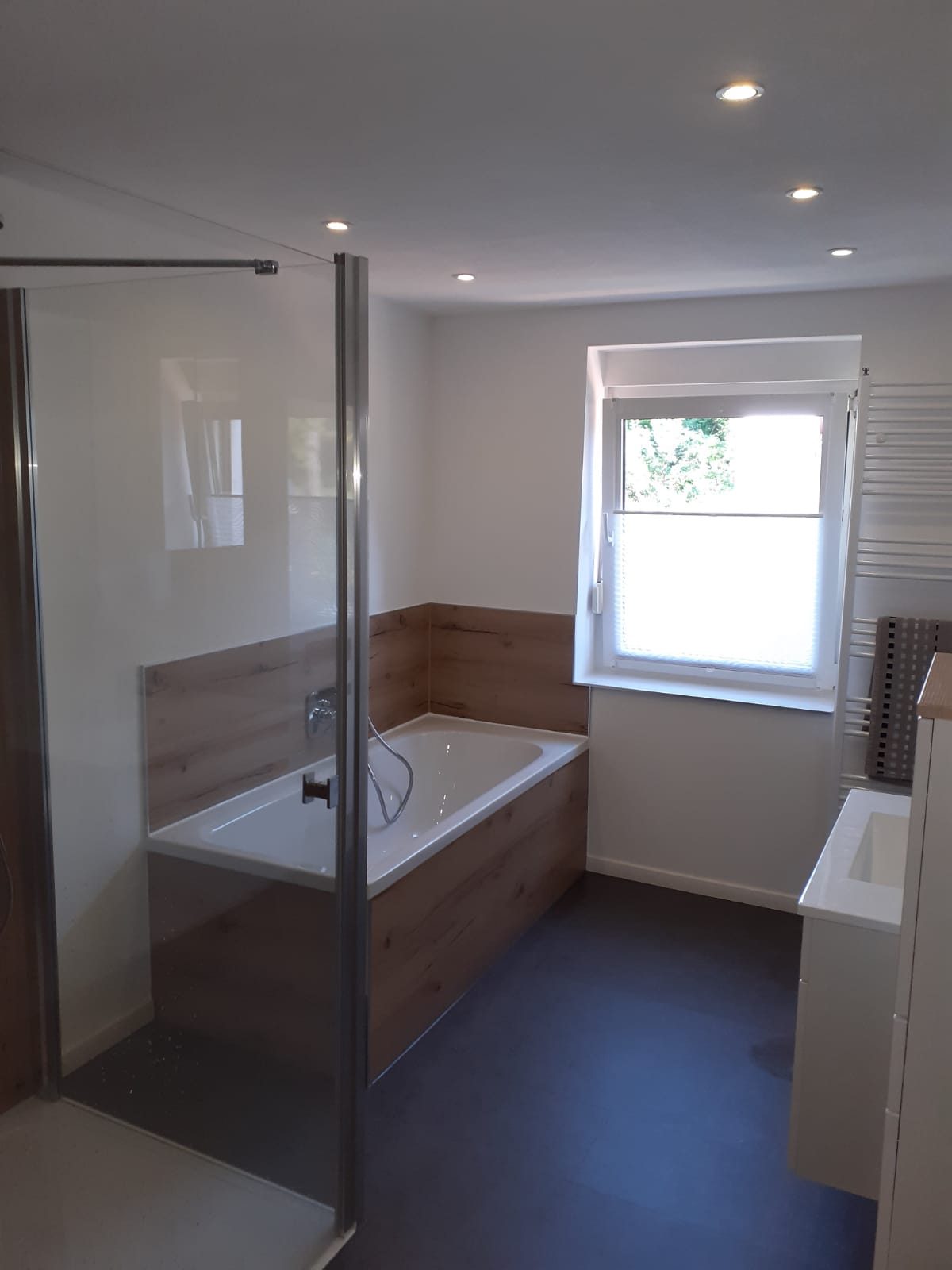 Modernes Familienbad mit Wanne, Walk-In-Dusche und Holzdetails