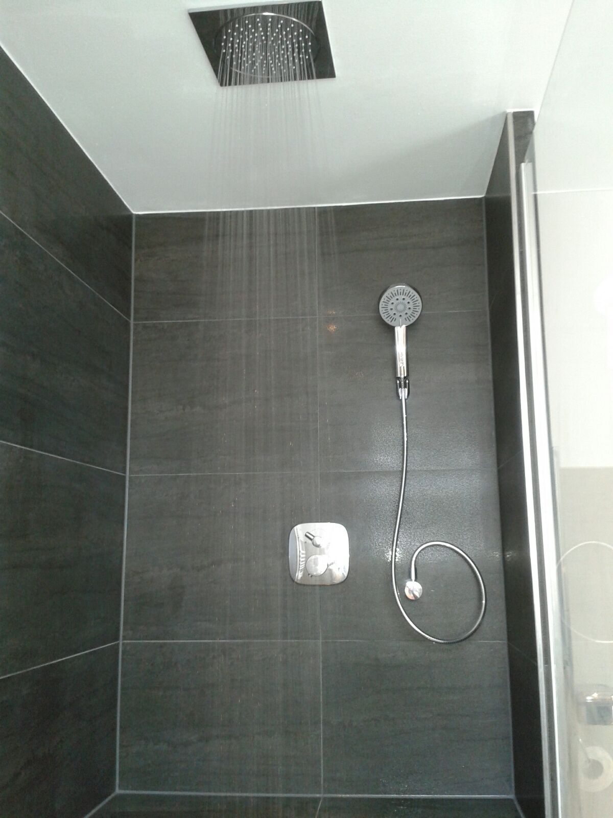 Walk-In-Dusche in anthrazit Großformat mit Regendusche