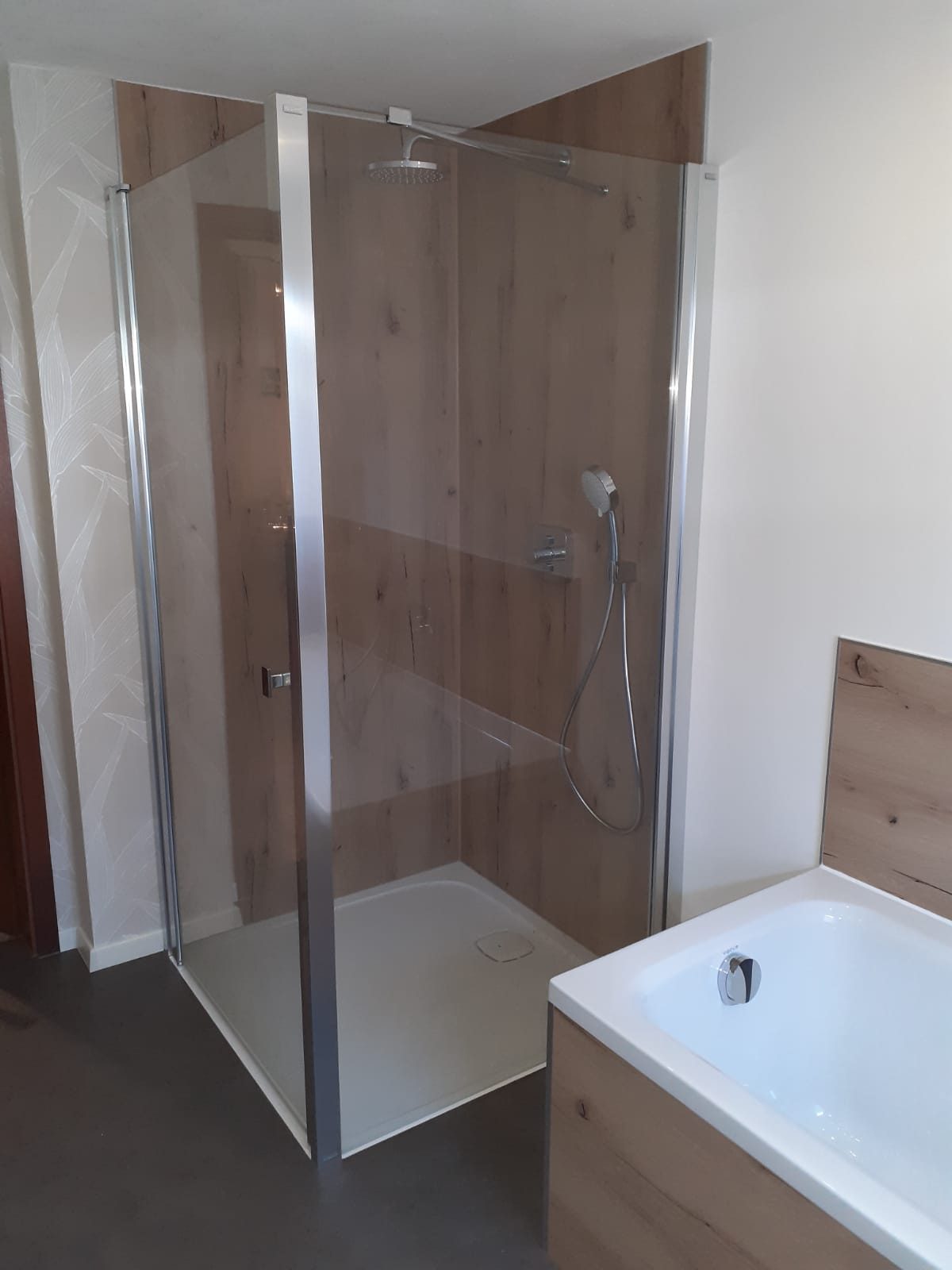 Wellness-Bad mit großzügiger Wanne und Walk-In-Dusche