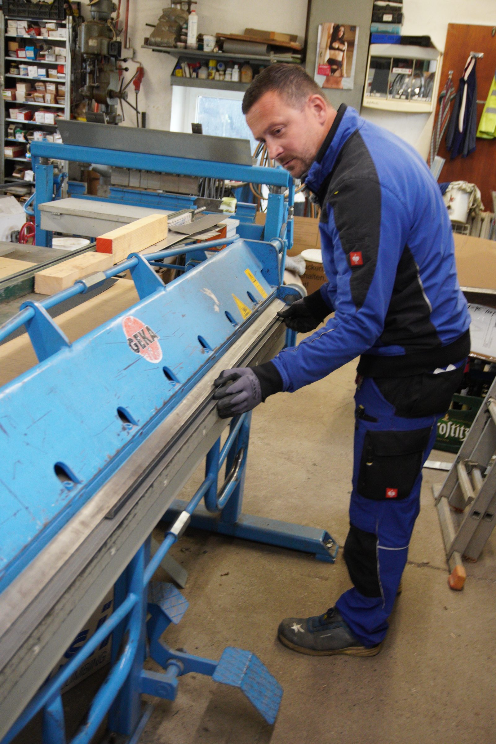 Mitarbeiter an Schwenkbiegemaschine in der Werkstatt