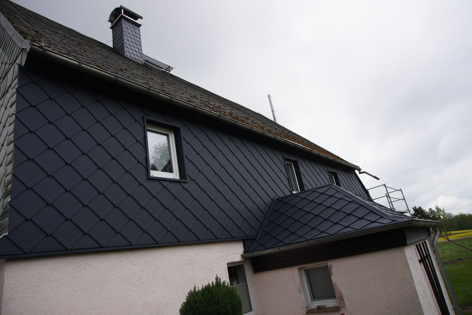 Sanierte Fassade mit PREFA-Schindeln in Mittelsachsen