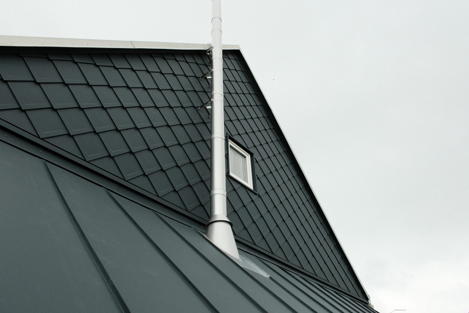 Mansarddach-Detail mit Schornstein und PREFA-Verkleidung