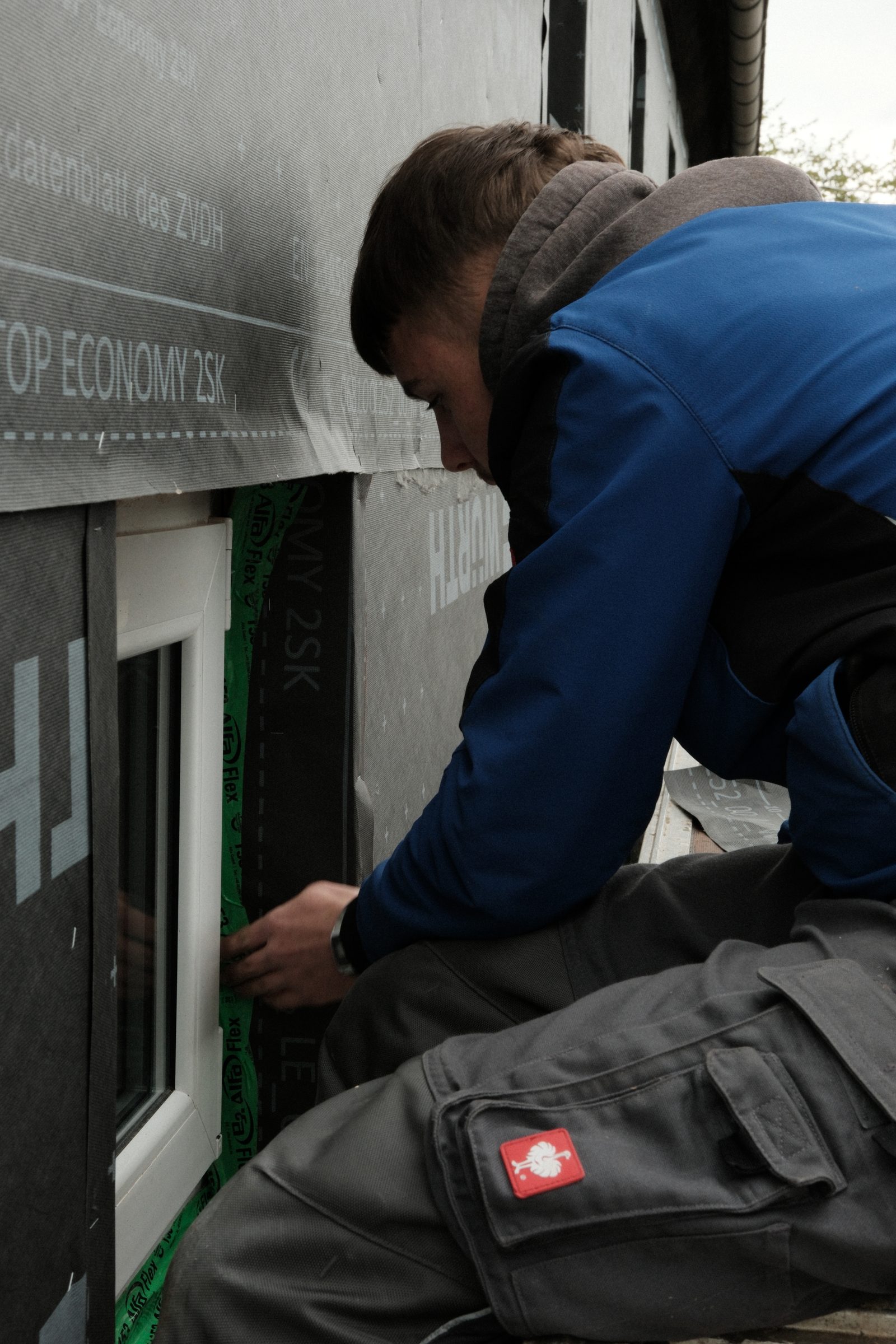 Detailarbeit am Fensteranschluss bei der Fassadensanierung